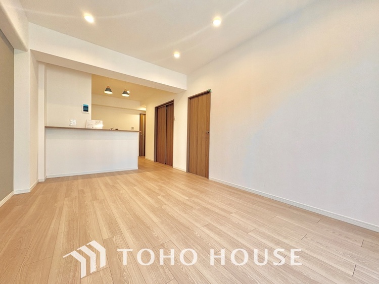 内装 ◆瀟洒な空間◆落ち着きのある彩が見事に調和させた瀟洒な空間を演出。ここに集まる家族の会話と笑顔が絶え間なく続く幸せな空間。