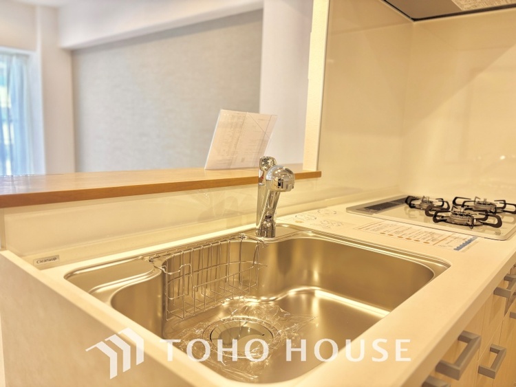 キッチン 手元の収納から、足元の収納までが全てスライド式で、奥のスペースまで有効に活用できます。奥まで上から見渡せるので、たまにしか使わない調理器具もサッと取出せます。