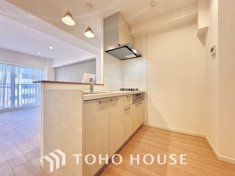 キッチン ◆愛育◆キッチンは家族の絆を育む大切な空間。シンプルで使い易いSystemKitchenで愉しく作る料理は愛情のある美味しいご馳走に。家族で使える広々としたダイニングキッチンです。