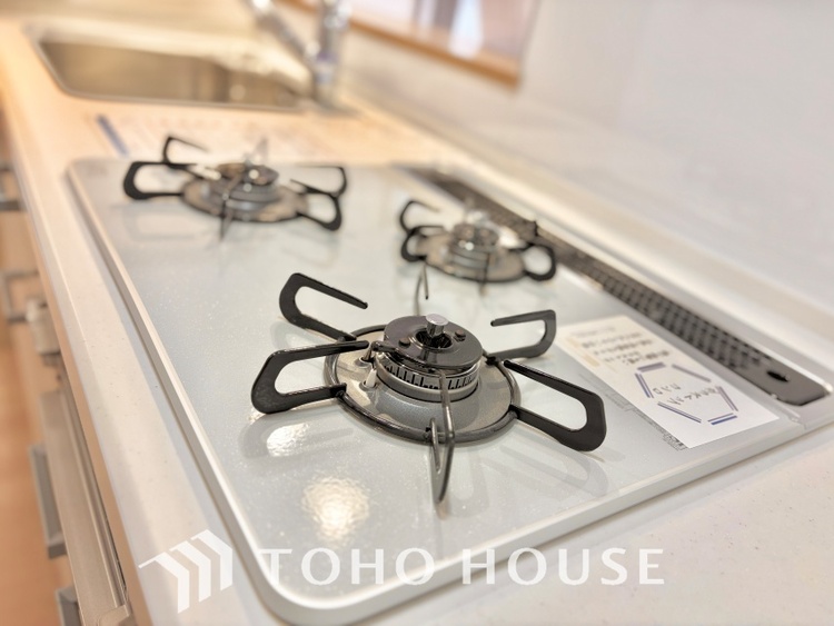 キッチン キッチンは家族の絆を育む大切な空間。シンプルで使い易いシステムキッチンで愉しく作る料理は愛情のある美味しいご馳走に。家族で使えるダイニングキッチンです。