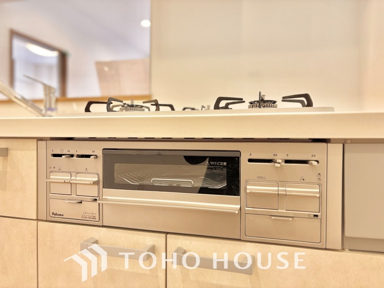 キッチン キッチンは家族の絆を育む大切な空間。シンプルで使い易いシステムキッチンで愉しく作る料理は愛情のある美味しいご馳走に。家族で使えるダイニングキッチンです。