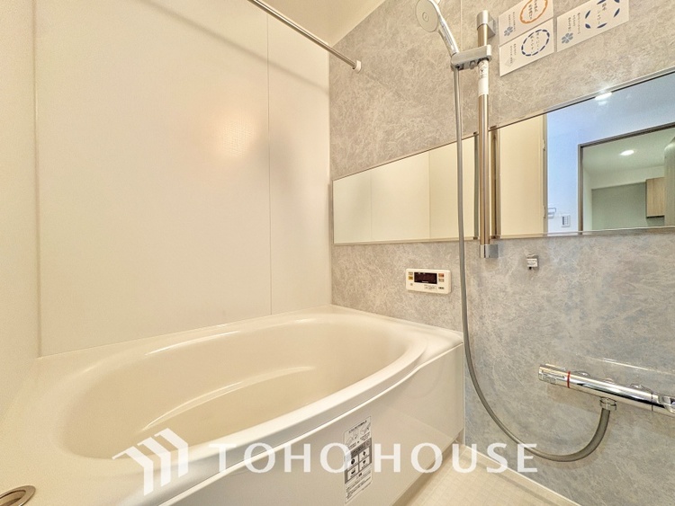 風呂 【浴室】《一日の疲れを落としてくれる場所は、落ち着く場所でなければならない》　高級感溢れるカラーと大きさ・柔らかな曲線で構成された半身浴も楽しめるバスタブが心地よさをもたらします。