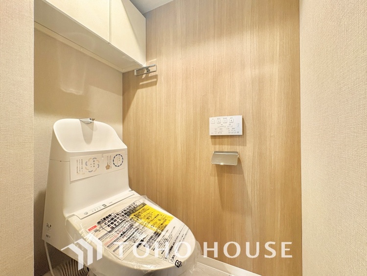 トイレ 清潔感あるホワイト調のクロスと温もり溢れるモダンカラーの床材が見事に調和した本邸宅は、毎日の生活を少しでも快適に過ごして頂ける様に落ち着いた雰囲気作りから行っています。