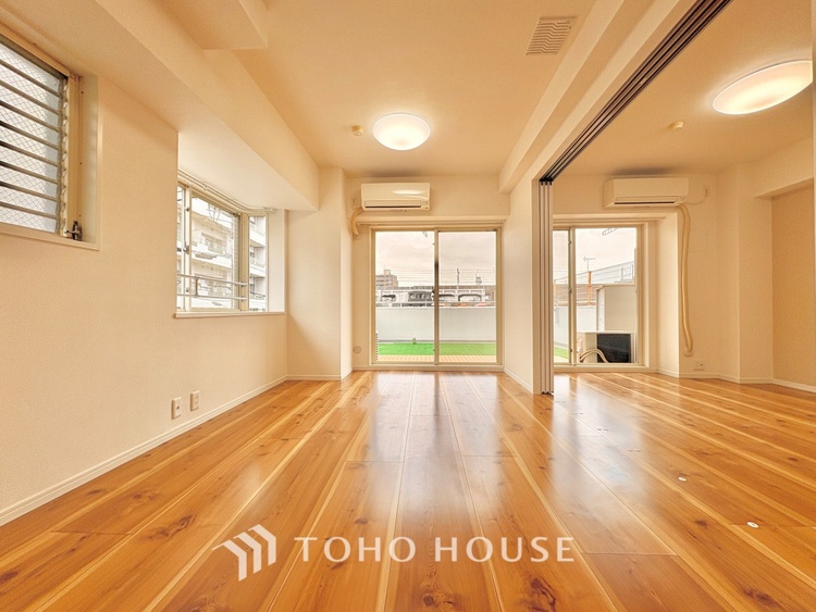 内装 ここにはみんなが集い、食事と楽しい会話が始まる。話に夢中になりすぎて、ついつい時を忘れ夜半過ぎになってしまう。そんな束の間の幸せを感じさせてくれる場所でありたい。