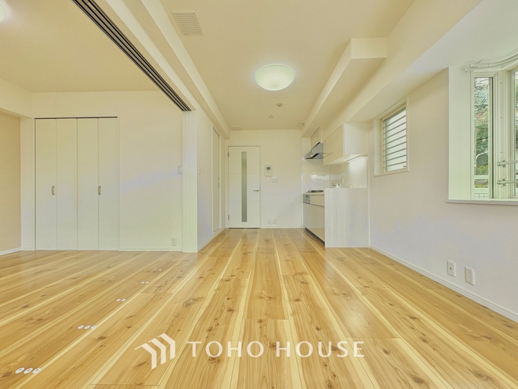 内装 ここにはみんなが集い、食事と楽しい会話が始まる。話に夢中になりすぎて、ついつい時を忘れ夜半過ぎになってしまう。そんな束の間の幸せを感じさせてくれる場所でありたい。