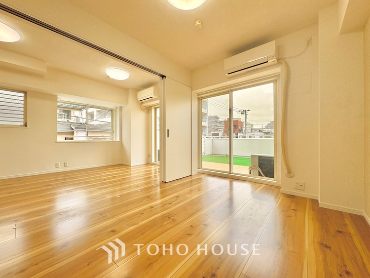 内装 ここにはみんなが集い、食事と楽しい会話が始まる。話に夢中になりすぎて、ついつい時を忘れ夜半過ぎになってしまう。そんな束の間の幸せを感じさせてくれる場所でありたい。