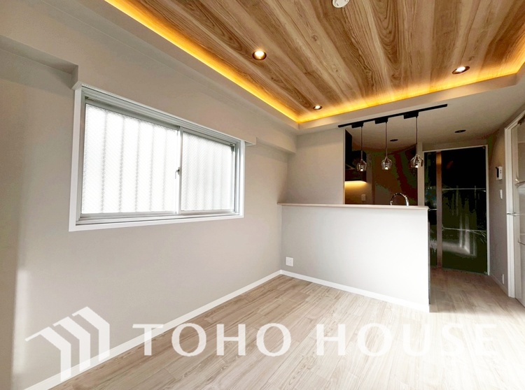 内装 ここはみんなが集い、食事と楽しい会話が始まる場所。話に夢中になりすぎて、ついつい時を忘れ、夜半過ぎになってしまう。そんな束の間の幸せを感じさせてくれます。