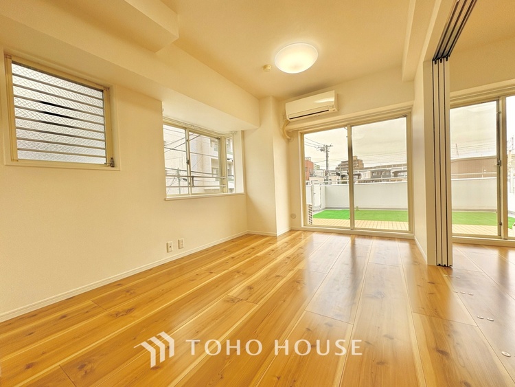 内装 ここにはみんなが集い、食事と楽しい会話が始まる。話に夢中になりすぎて、ついつい時を忘れ夜半過ぎになってしまう。そんな束の間の幸せを感じさせてくれる場所でありたい。