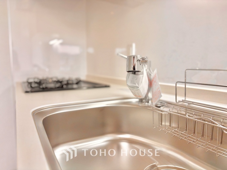 キッチン 【Kitchen】調理しながらもご家族のお顔が見れるカウンターキッチン。ついつい料理中お子様の様子が気になるもの。安心してお料理に取り組んでいただけます。会話だって自然とはずむはず。