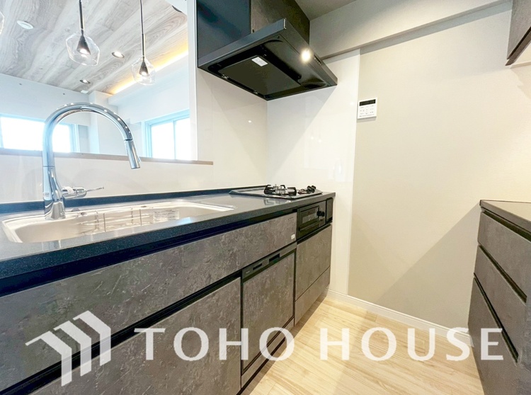 キッチン 手元の収納から、足元の収納までが全てスライド式で、奥のスペースまで有効に活用できます。奥まで上から見渡せるので、たまにしか使わない調理器具もサッと取出せます。