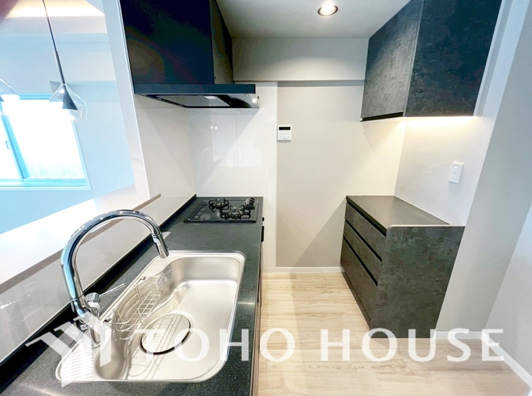 キッチン ◆愛育◆キッチンは家族の絆を育む大切な空間。シンプルで使い易いSystemKitchenで愉しく作る料理は愛情のある美味しいご馳走に。家族で使える広々としたダイニングキッチンです。