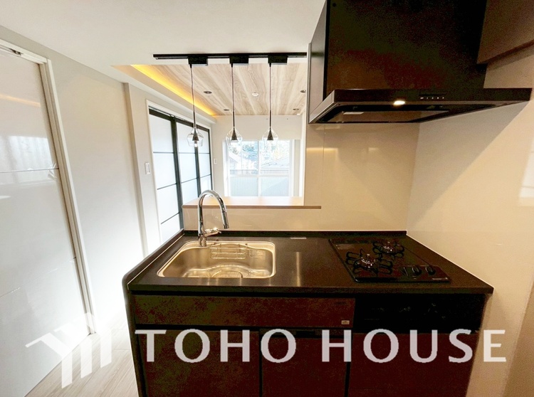 キッチン キッチンは家族の絆を育む大切な空間。シンプルで使い易いシステムキッチンで愉しく作る料理は愛情のある美味しいご馳走に。家族で使えるダイニングキッチンです。