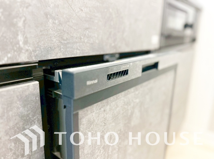 キッチン 広々としたキッチンのシンクは、料理の準備と片付けを楽にし、使いやすさを最大限に引き立てます。