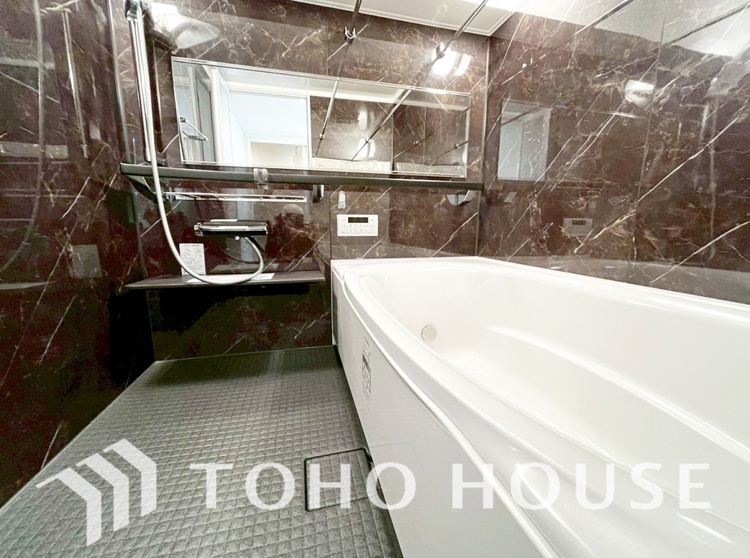 風呂 【浴室】《一日の疲れを落としてくれる場所は、落ち着く場所でなければならない》　高級感溢れるカラーと大きさ・柔らかな曲線で構成された半身浴も楽しめるバスタブが心地よさをもたらします。