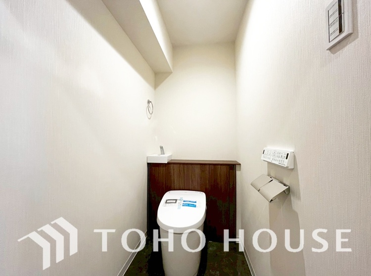 トイレ 清潔感あるホワイト調のクロスと温もり溢れるモダンカラーの床材が見事に調和した本邸宅は、毎日の生活を少しでも快適に過ごして頂ける様に落ち着いた雰囲気作りから行っています。