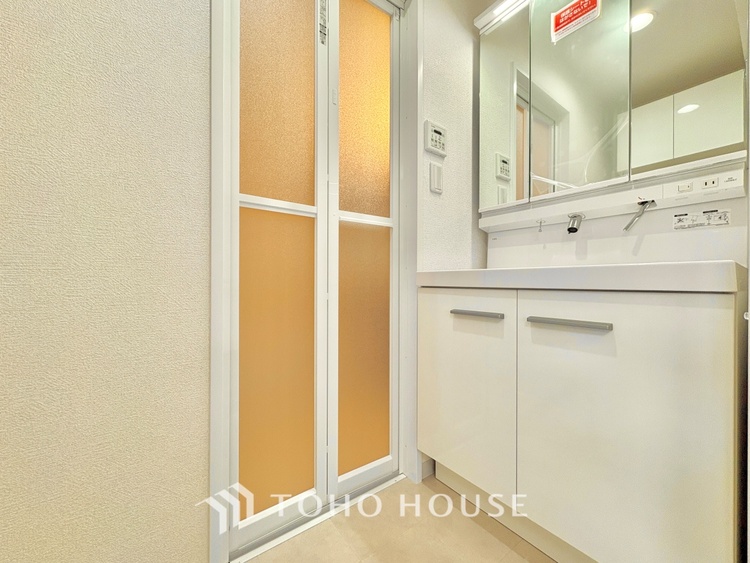 洗面 清潔感あふれる洗面化粧台で、毎日の身支度を快適にサポートします。