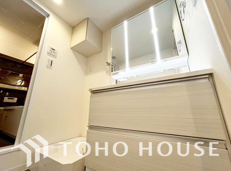 洗面 気持ちの良い朝をつくりだし、夕方には笑顔を取り戻させてくれるミラー。パウダールームはいつでも本来の自分を取り戻せる空間。明るく仕上げてあります。