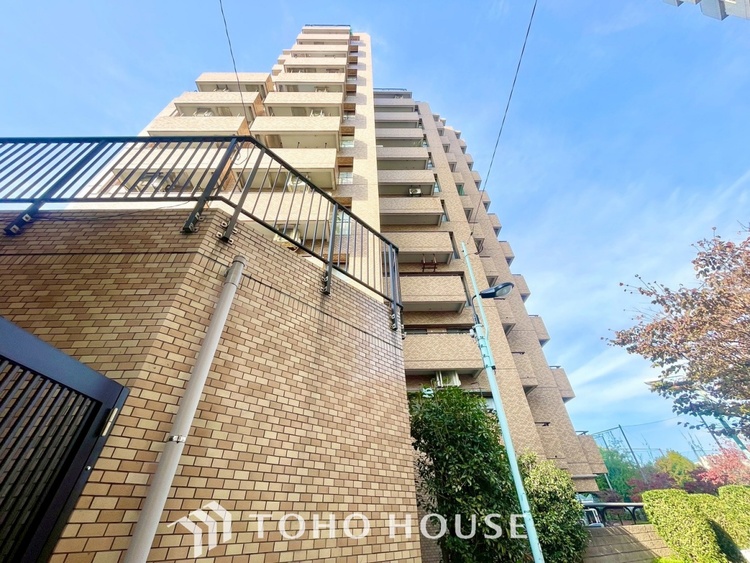 外観 ほんの少しのこだわり。ちょっとした色使いがその家がもつ雰囲気、趣（おもむき）を携え、暮らす家族や訪ねてくる友人・知人に新鮮な香りを運んできます。