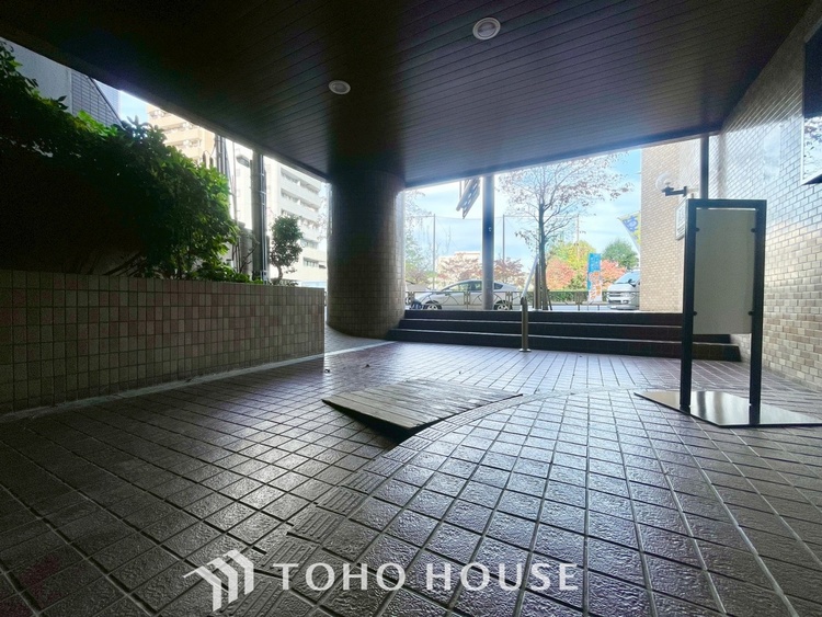 エントランス ほんの少しのこだわり。ちょっとした色使いがその家がもつ雰囲気、趣（おもむき）を携え、暮らす家族や訪ねてくる友人・知人に新鮮な香りを運んできます。