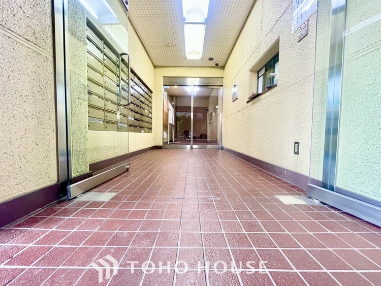 エントランス ほんの少しのこだわり。ちょっとした色使いがその家がもつ雰囲気、趣（おもむき）を携え、暮らす家族や訪ねてくる友人・知人に新鮮な香りを運んできます。