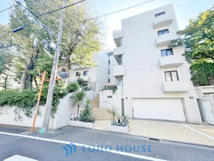 外観 ◆居心地のいい暮らし◆には欠かせない眩い採光。ゆったりとした幅の窓からこの空間に降り注ぐ採光が絶えない。明るいリビングこそ居心地のいい暮らしが待っているのだと思う。