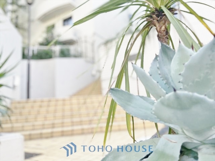 エントランス ◆時を忘れる場所◆ここにはみんなが集い、食事と楽しい会話が始まる。話に夢中になりすぎて、ついつい時を忘れ夜半過ぎになってしまう。そんな束の間の幸せを感じさせてくれる場所でありたい。