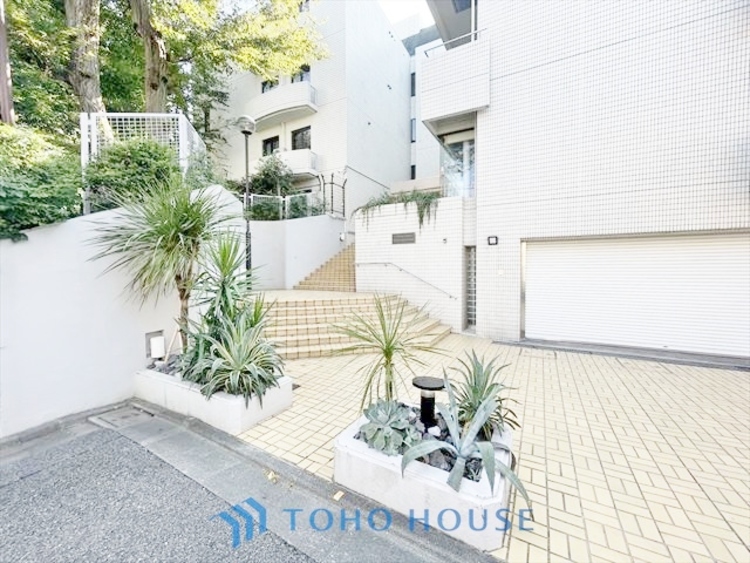 その他 ◆木漏れ日◆の様な採光が優しく足元を照らし、心地いい暮らしの道しるべを写し出す。この空間で過ごす家族との語らいの時間がとても素敵で幸せを感じるかもしれない。