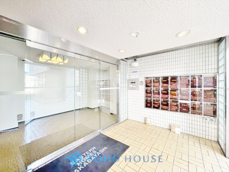 エントランス ◆窓を開けると◆冷涼な風、そよぐリビング。だんらんの場所はここから始まり、ここで終わる。家族の笑顔が集う素敵な場所だから、こだわり抜いた思いが詰まっているのだと思う。