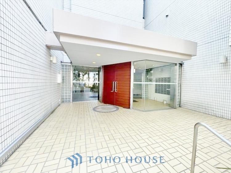 エントランス ◆サンサンと◆差し込む太陽の光がこのリビングに笑いをもたらす。ソファの上のクッションがポカポカした暖気にぬくぬくと微睡んでいる。