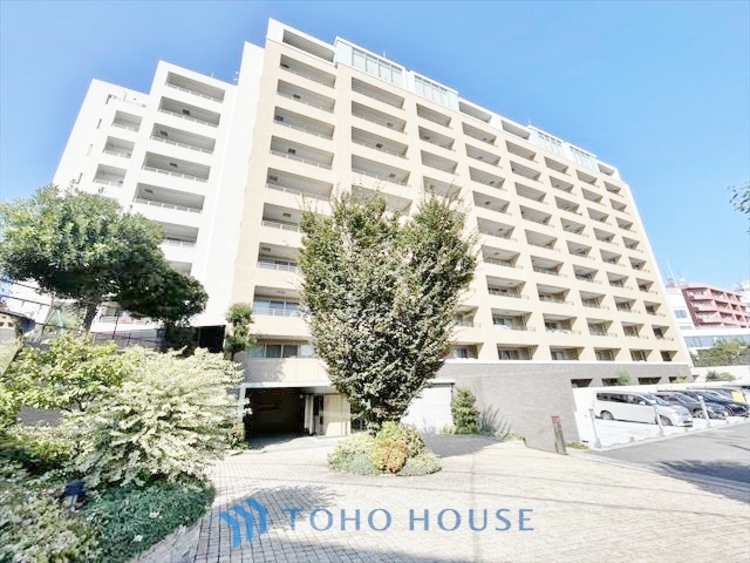 外観 ◆居心地のいい暮らし◆には欠かせない眩い採光。ゆったりとした幅の窓からこの空間に降り注ぐ採光が絶えない。明るいリビングこそ居心地のいい暮らしが待っているのだと思う。