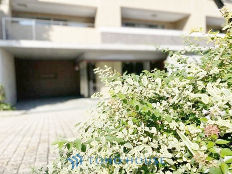 エントランス ◆時を忘れる場所◆ここにはみんなが集い、食事と楽しい会話が始まる。話に夢中になりすぎて、ついつい時を忘れ夜半過ぎになってしまう。そんな束の間の幸せを感じさせてくれる場所でありたい。