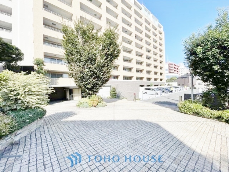 駐車場 ◆木漏れ日◆の様な採光が優しく足元を照らし、心地いい暮らしの道しるべを写し出す。この空間で過ごす家族との語らいの時間がとても素敵で幸せを感じるかもしれない。