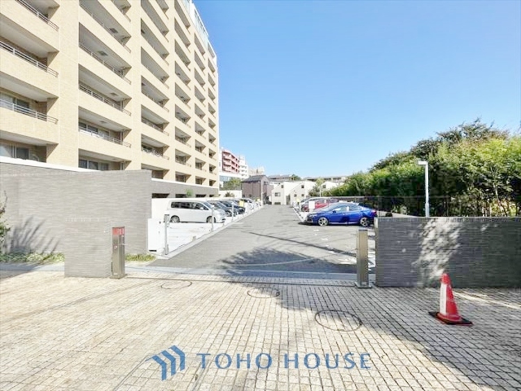 駐車場 ◆癒しの空間◆室内構成に拘り採光とセンスを散りばめた空間。それは『柔らかさ』に似た素敵な居場所。そこに暮らす人のことを考えつくり出したものは『癒し』という心地よい居場所なんだと思う