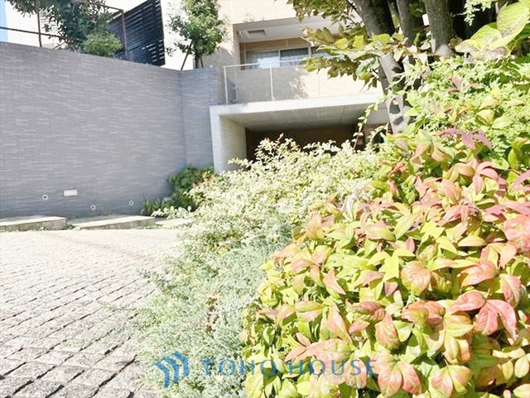 エントランス ◆窓を開けると◆冷涼な風、そよぐリビング。だんらんの場所はここから始まり、ここで終わる。家族の笑顔が集う素敵な場所だから、こだわり抜いた思いが詰まっているのだと思う。