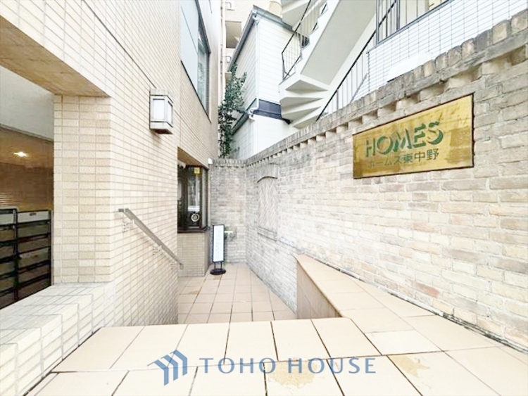 エントランス ◆時を忘れる場所◆ここにはみんなが集い、食事と楽しい会話が始まる。話に夢中になりすぎて、ついつい時を忘れ夜半過ぎになってしまう。そんな束の間の幸せを感じさせてくれる場所でありたい。