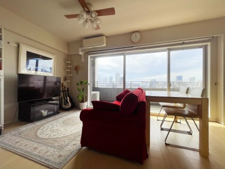 居間 通風・採光に優れ、心地よい光と風が溢れています。