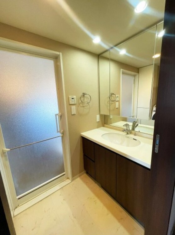 洗面 清潔感を感じられる洗面化粧台。