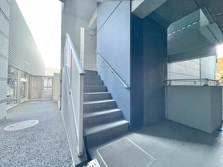 設備 共用部の階段です。明るく清潔に管理されています。