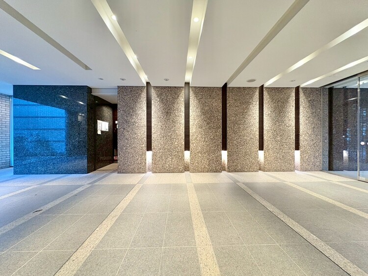 エントランス 綺麗に整備されており、行き届いた管理体制をうかがわせます。