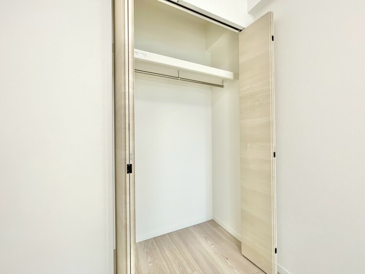 収納 家電やスーツケース、ストック品など何でも片付く嬉しい空間です。