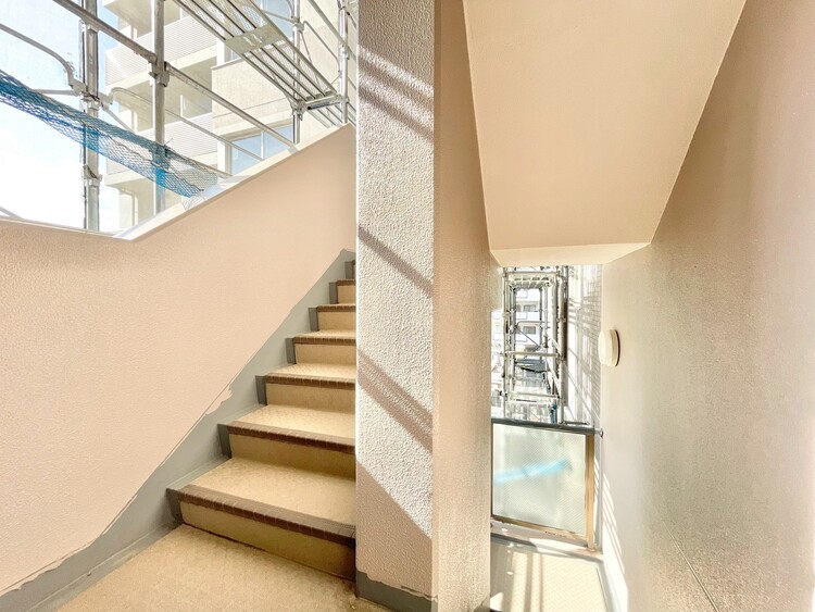 設備 共用部の階段です。明るく清潔に管理されています。