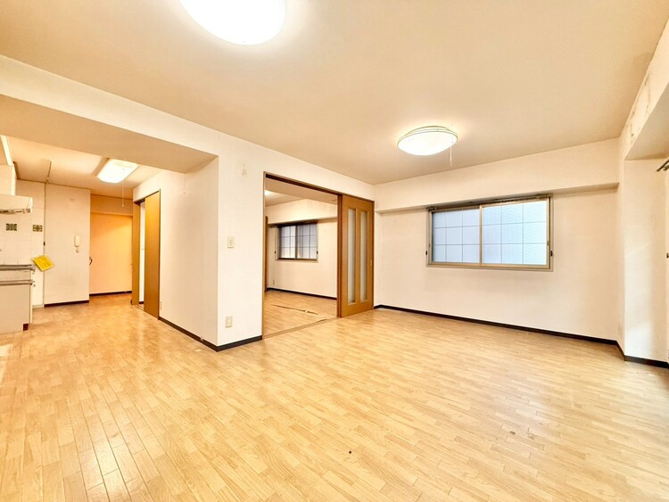 居間 通風・採光に優れ、心地よい光と風が溢れています。