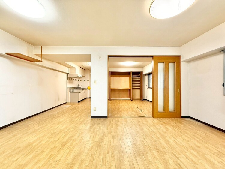 居間 落ち着いた雰囲気に包まれて、伸びやかな空間。