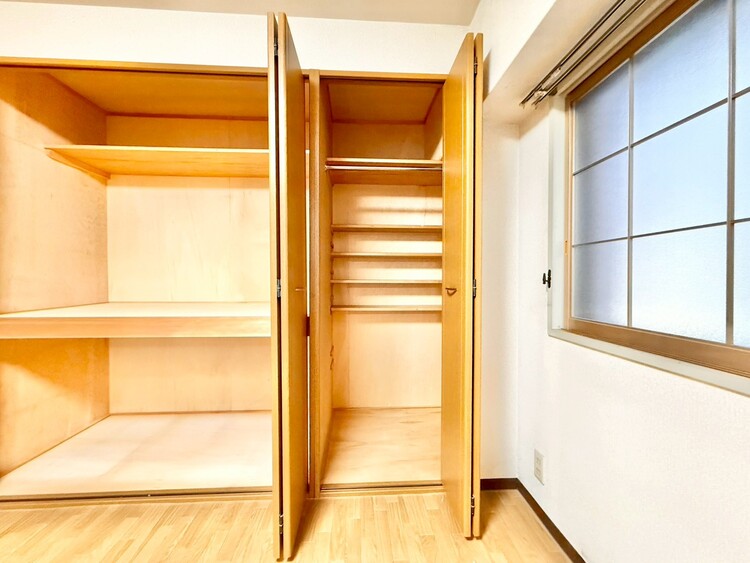 収納 家電やスーツケース、ストック品など何でも片付く嬉しい空間です。