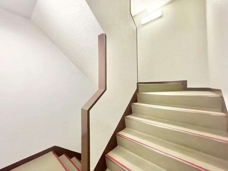 設備 共用部の階段です。明るく清潔に管理されています。