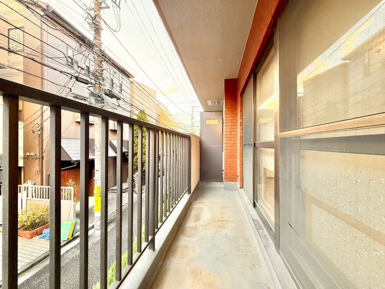 バルコニー 朝の澄んだ空気や、夕方に吹く清々しい風を感じられるバルコニー。