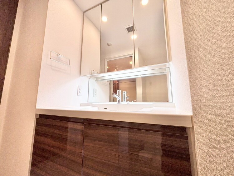 その他 清潔感を感じられる洗面化粧台。