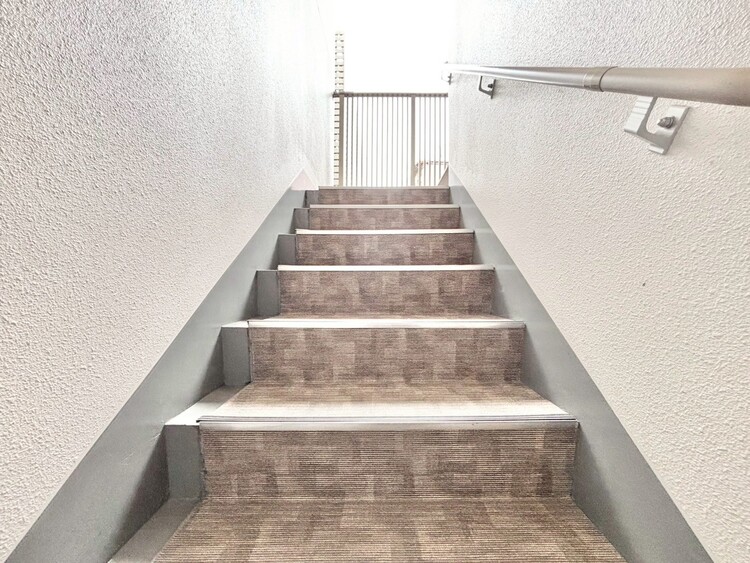 その他 共用部の階段です。明るく清潔に管理されています。