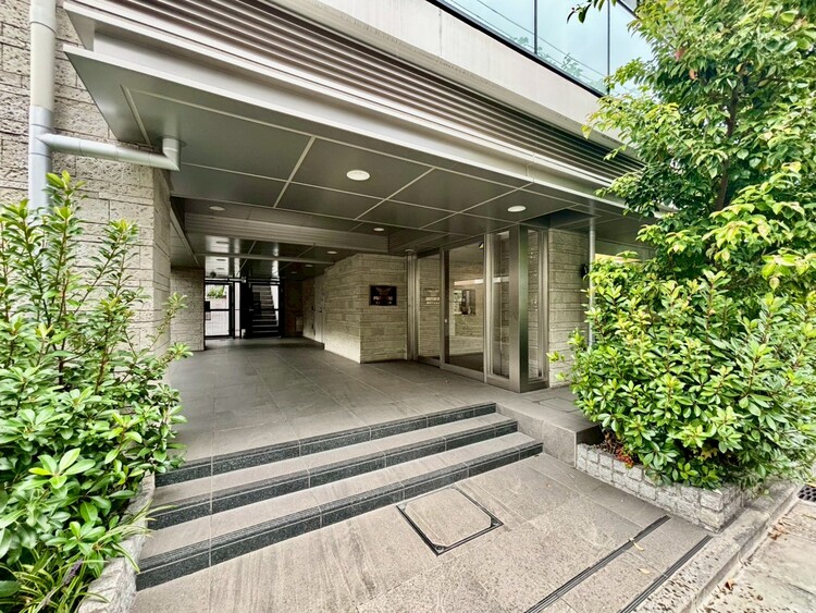 その他 上質感漂う玄関アプローチです。