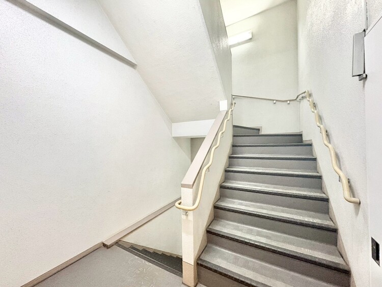 その他 共用部の階段です。明るく清潔に管理されています。
